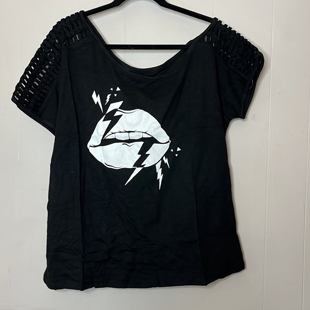 Torrid | LATTICE OFF SHOULDER TEE - HERITAGE SLUB LIPS BLACK - Picture 4 of 7